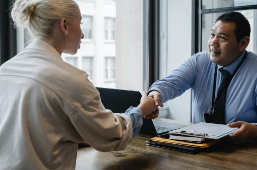 HelloWorld跨境电商助手如何导出聊天记录？卖家必备的保存与分析技巧